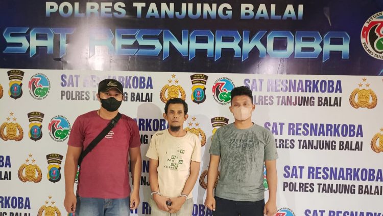 Pelaku Mahyuddin Alias Udin diapit Polisi