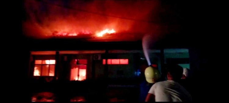 Petugas Damkar memadamkan api di Rumah Sakit Putri Hijau Medan. (Foto Ist)