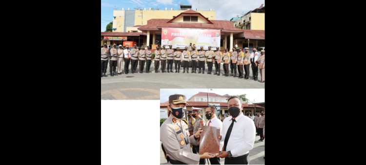 Kapolres Siantar AKBP Fernando SH, SIK dan PJU photo bersama ke 18 Personil penerima Piagam Penghargaan 