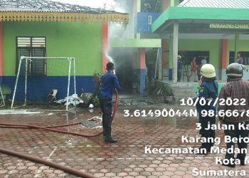 Petugas memadamkan api di SMP Negeri 16 Medan (Foto Ist)