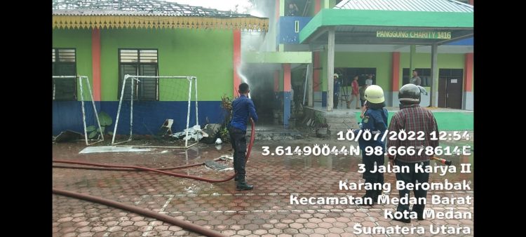 Petugas memadamkan api di SMP Negeri 16 Medan (Foto Ist)