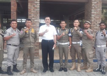 Satpol-PP Kota Siantar Bersama Ketua FKBPPPN Poto Bersama Luhut Binsar Panjaitan Setelah Menyampaikan Aspirasi Mereka