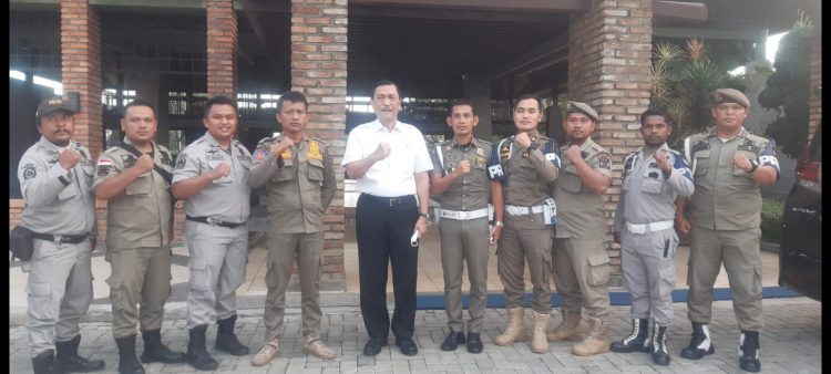 Satpol-PP Kota Siantar Bersama Ketua FKBPPPN Poto Bersama Luhut Binsar Panjaitan Setelah Menyampaikan Aspirasi Mereka
