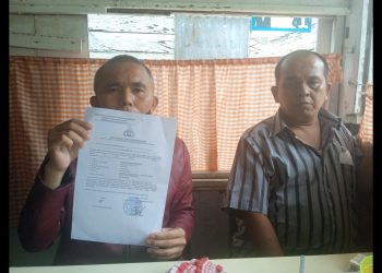 Korban Hisar Gumanti Hutajulu menunjukkan Surat Tanda Terima Laporan Pengaduan (STTLP) usai mempolisikan Iptu JS