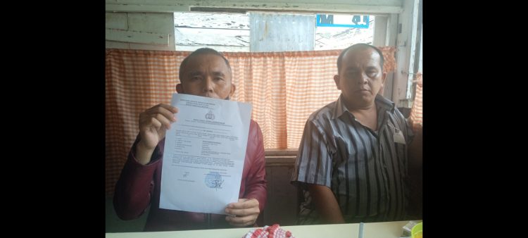 Korban Hisar Gumanti Hutajulu menunjukkan Surat Tanda Terima Laporan Pengaduan (STTLP) usai mempolisikan Iptu JS