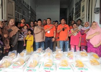 Pewarta Polrestabes Medan dipimpin Chairum Lubis mengelar bakti sosial pembagian sembako. (Foto Romulo)