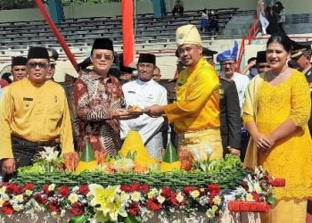 Hasyim Ketua DPRD Medan saat menerima tumpeng dari Bobby Nasution, Wali Kota Medan saat perayaan HUT Kota Medan ke -432. (Foto Ist)