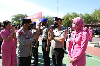 Kapoldasu Irjen Pol RZ Panca Putra Simanjuntak memberikan selamat kepada personil yang naik pangkat di di Lapangan Mapolda Sumut. (Foto Ist)