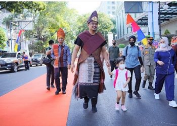 Wali Kota Medan Bobby Nasution hadir di perayaan busana karnaval dan pawai budaya. (Foto Ist)