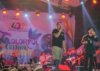 Judika dan Bobby Nasutiion saat diatas panggung. (Foto Ist)