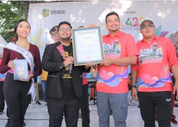 Wali Kota Medan Bobby Nasution didampingi Wakil Wali Kota H Aulia Rachman menerima plakat dari MURI. (Foto Ist)
