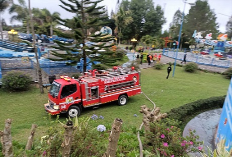 Petugas Damkar Karo diarea permainan Mikie Holiday. (Foto Ist)