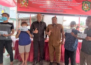 Robi Barus saat Sosialisasi Produk Hukum Daerah Kota Medan No.6 Tahun 2015 Tentang Pengelolaan Persampahan di Jalan Sikambing Belakang, Kelurahan Sekip, Kecamatan Medan Petisah. (Foto Romulo)