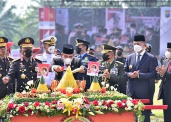 Gubernur Sumut Edy Rahmayadi memotong tumpeng saat HUT Bhayangkara ke -76. (Foto Ist)