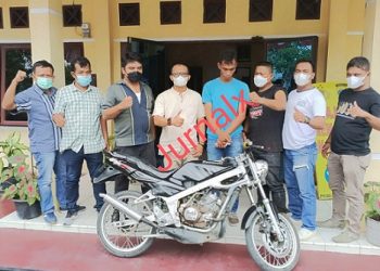 Kanit Reskrim Aiptu Gixson Rumapea bersama Tim Libas mengapit Pelaku curanmor Erik Faska Butar-butar alias Faska beserta barang bukti didepan Mako Polsek Siantar Martoba