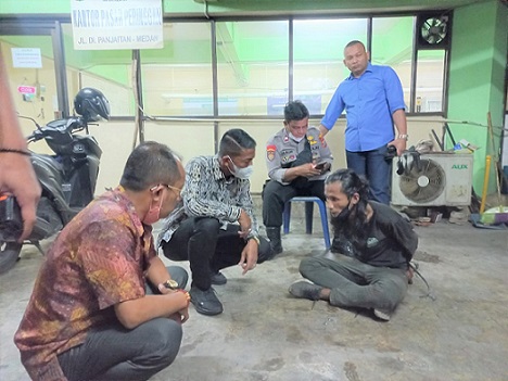 Pelaku pencuri kabel di Pasar Pringgan saat ditanyai Dirut PUD Pasar Medan Suwarno. (Foto Romulo)