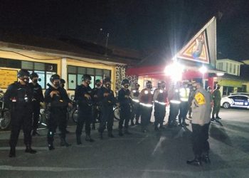 Kabag Ops Kompol Muri Yasnal SH saat memimpin apel sebelum melaksanakan patroli malam takbiran