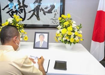 Wagubsu Musa Rajekshah disapa Ijeck saat menyampaikan duka cita atas meninggalnya Shinzo Abe. (Foto Ist)