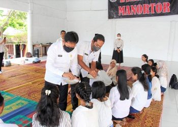 Kadis Pariwisata Kusdianto memberikan upa-upa kepada Sanggar Seni Sihoda