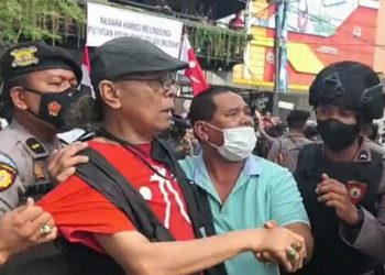 Bentrok di d 'Caldera Coffe Medan polisi mengamankan massa. (Foto Romulo)