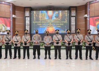 Para Kapolres yang disertijab photo bersamam Kapolda Sumut Irjen Pol. Drs. R.Z Panca Putra S, MSi