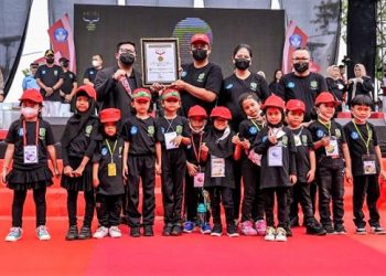 Wali Kota Medan, Bobby Nasution bersama sejumlah pelajar dalam Gebyar dan Expo Pendidikan Kota Medan Tahun 2022. (Foto Ist)