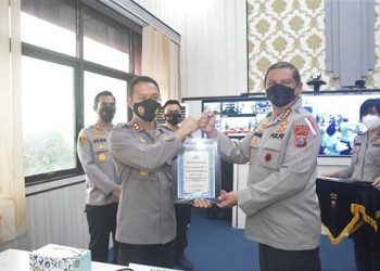 Kapolres Siantar AKBP Fernando SH, SIK saat menerima piagam penghargaan dari Irwasda Polda Sumut ombes Pol Drs. Armia Fahmi, MH
