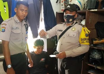 Pelaku Ismail dan barang bukti saat diamankan Bhabinkamtibmas Kelurahan Siopat Suhu Aipda Untung JF Nainggolan dan Satpam Mas'i Muhammad Sa'i di Pos Satpam Kampus UHKBPN Siantar