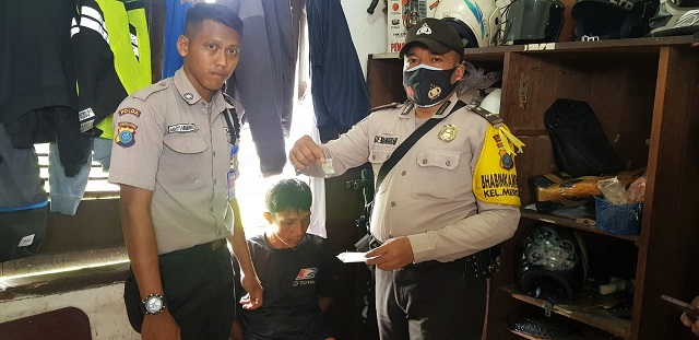 Pelaku Ismail dan barang bukti saat diamankan Bhabinkamtibmas Kelurahan Siopat Suhu Aipda Untung JF Nainggolan dan Satpam Mas'i Muhammad Sa'i di Pos Satpam Kampus UHKBPN Siantar