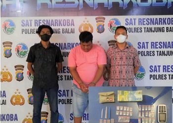 Pelaku Hendrik diapit polisi dan barang bukti