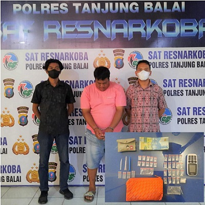 Pelaku Hendrik diapit polisi dan barang bukti