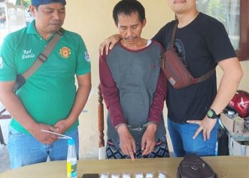 Pelaku AW dan barang bukti diapit Tim Opsnal Sat Narkoba Polres Simalungun