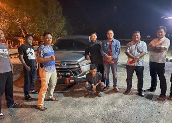 Kapolsek Perdagangan AKP Josia SH, MH bersama anggotanya mengapit Pelaku Nanda Ristian
