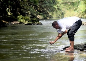 Edy Rahmayadi Gubernur Sumut beristirahat di Sungai Ordi, kawasan Desa Penanggalan Binangaboang, Kecamatan Salak. (Foto Ist)