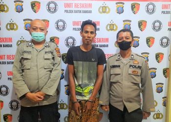 Pelaku Ahmad Sukri alias Amad diapit Polisi