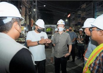 Wali Kota Medan Bobby Nasution bersama Ketua DPRD Medan Hasyim meninjau pembangunan drainase di Jalan Asia, Medan. (Foto Ist)