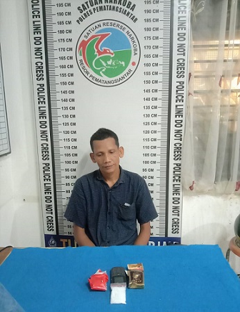 Pelaku Muhammad Erwin Simbolon dan barang bukti