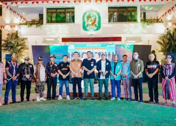 Bobby Nasution Wali Kota Medan bersama Hasyim Ketua DPRD Medan saat membuka Balai Kota Medan Fashion Festival & Car Enthusiast Meet Up, Minggu (31/7) malam. (Foto Ist)