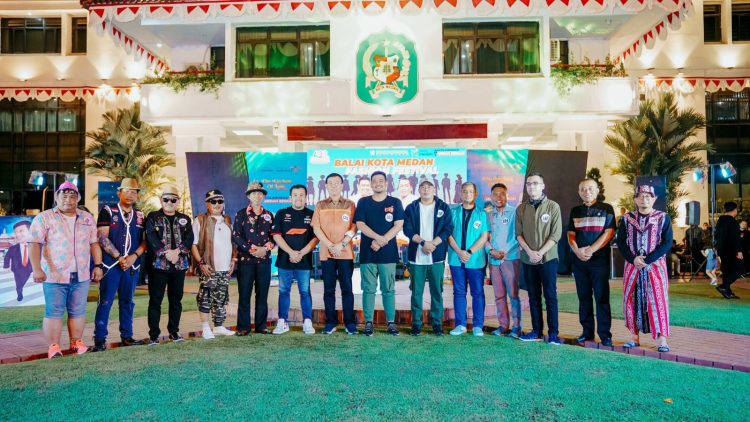 Bobby Nasution Wali Kota Medan bersama Hasyim Ketua DPRD Medan saat membuka Balai Kota Medan Fashion Festival & Car Enthusiast Meet Up, Minggu (31/7) malam. (Foto Ist)