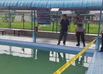 Polisi di Kolam Renang Sejahtera Swimming Pool. (Foto Ist)