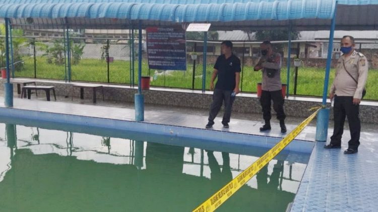 Polisi di Kolam Renang Sejahtera Swimming Pool. (Foto Ist)