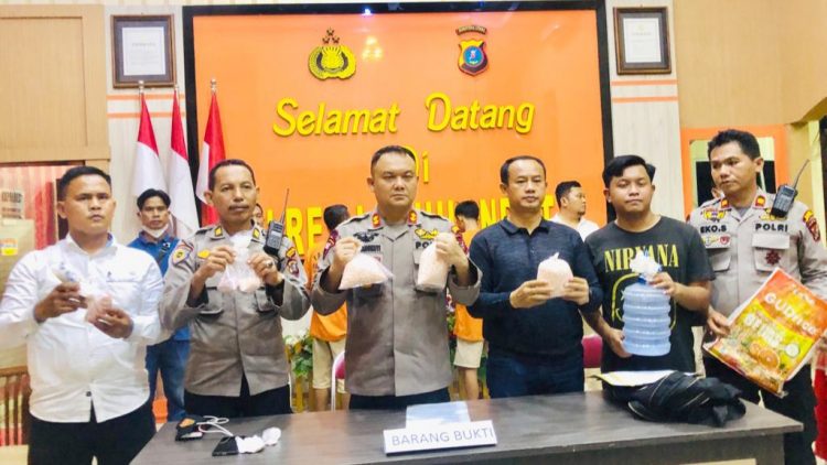 Jajaran Polres Labuhanbatu saat pemaparan pil ekstasi dipimpin Kapolres Labuhanbatu, AKBP Anhar Arlia Rangkuti didampingi Kasat Narkoba, AKP Martualesi Sitepu. (Foto Ist)