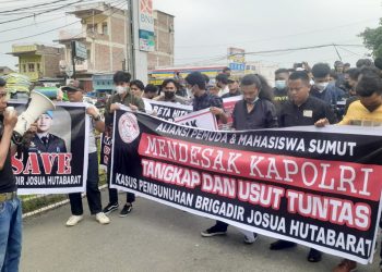 Massa melakukan aksi unjuk rasa di Polda Sumut yang mendesak Kapolri dapat menuntaskan kasus kematian Brigadir J. (Foto Romulo) 