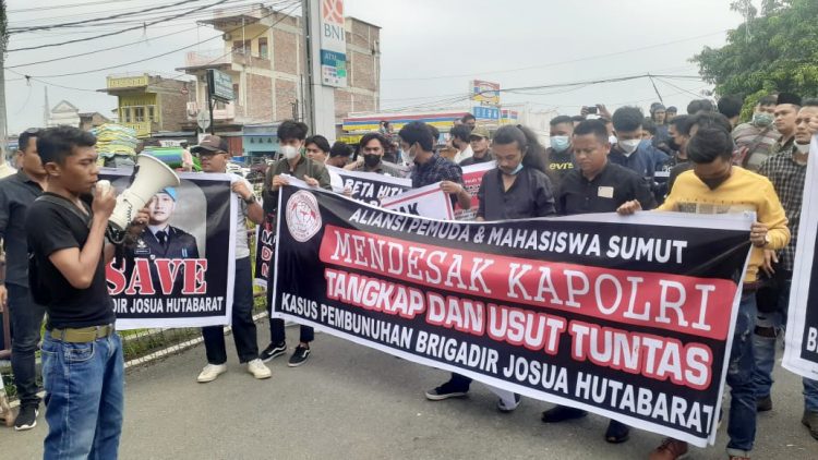 Massa melakukan aksi unjuk rasa di Polda Sumut yang mendesak Kapolri dapat menuntaskan kasus kematian Brigadir J. (Foto Romulo) 