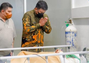 Bobby Nasution Wali Kota Medan meninjau korban menderita luka bakar Jalan Cilacap Barat, Kelurahan Belawan II. (Foto Ist)