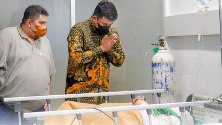 Bobby Nasution Wali Kota Medan meninjau korban menderita luka bakar Jalan Cilacap Barat, Kelurahan Belawan II. (Foto Ist)