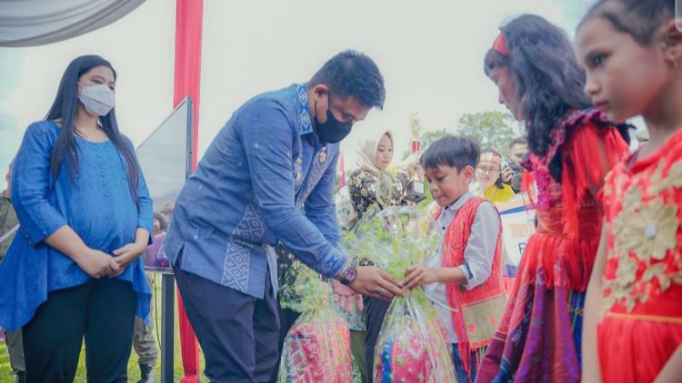 Bobby Nasution dan Kahiyang Ayu istri dalam Peringatan Hari Anak Nasional Tingkat Kota Medan Tahun 2022. (Foto Ist)