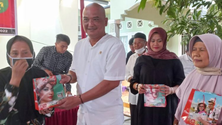 Anggota DPRD Medan,Robi Barus saat menggelar Sosialisasi Produk Hukum Daerah Perda Kota Medan No.3 Tahun 2016 Tentang Retribusi Tempat Rekreasi dan Olahraga. (Foto Romulo)