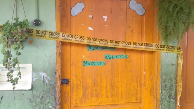 Ruang Kelas Sekolah Yayasan Baiti Jannati sudah dipasang digaris polisi. (Foto Romulo)