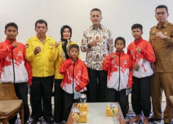 Wakil Gubernur Sumut, Musa Rajekshah saat menerima atlet Kungfu asal Samosir. (Foto Ist)